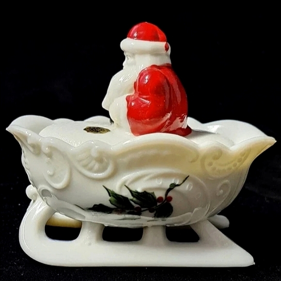 ***SOLD*** Vintage WESTMORELAND OPALINE MILKGLASS SANTA on SLEIGH - Picture 2 of 13